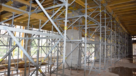 Подпорно скеле PERI Up Flex при кофриране на цялата плочата на партерния етаж с кота +4.90