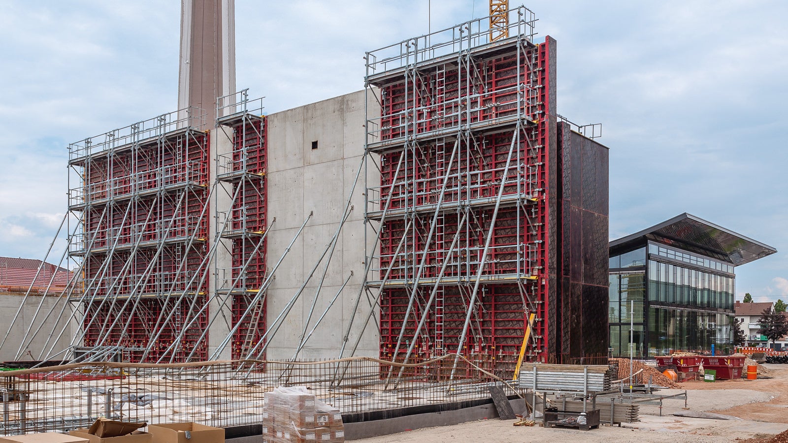 Überzeugender Baustelleneinsatz: MAXIMO und die Systemergänzung mit dem modularen MXP Bühnensystem überzeugte die Baustellenverantwortlichen von Anfang an.