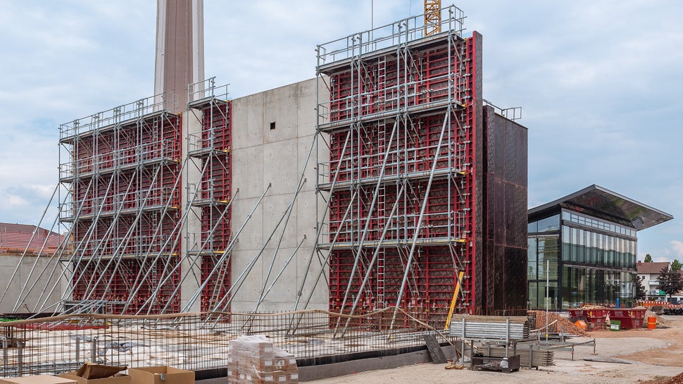 Überzeugender Baustelleneinsatz: MAXIMO und die Systemergänzung mit dem modularen MXP Bühnensystem überzeugte die Baustellenverantwortlichen von Anfang an.