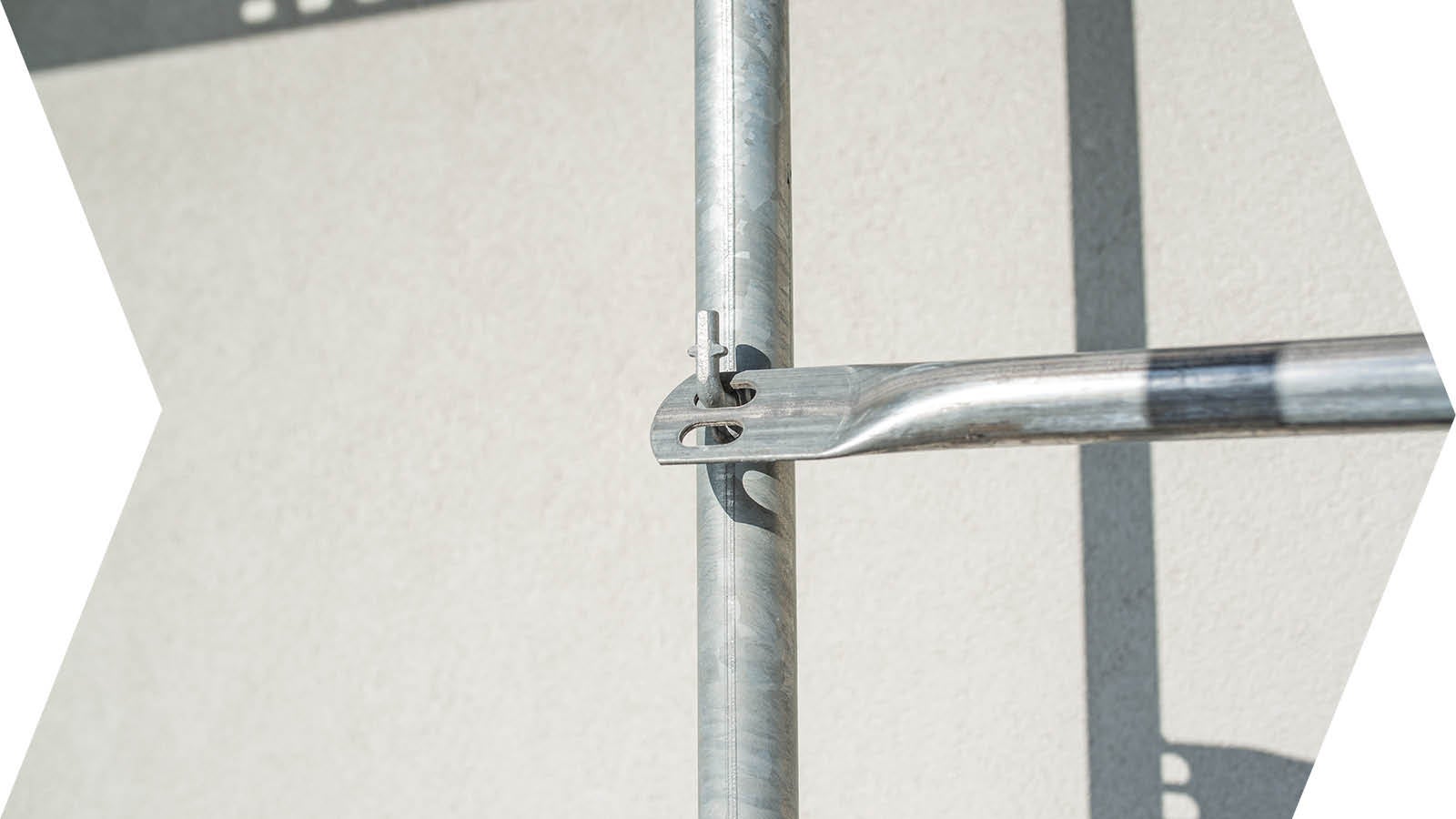 Szybki montaż bez tzw. „przerzutów” i ich zabezpieczeń, bez pracochłonnego montowania rur łączących. Montaż rusztowania w standardowej konfiguracji odbywa się bez użycia złączy krzyżowych, co znacznie skraca jego czas. Innowacyjne złącze zakotwienia, które łatwo i szybko osadza się w otworze ramy systemu.<br/>