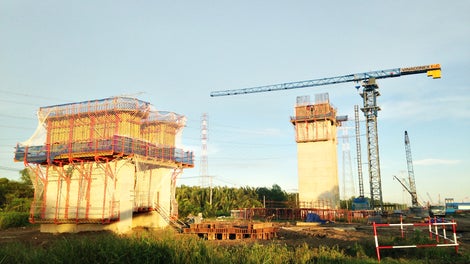 With CB climbing and VARIO system, the casting cycle time is shortened and the finished concrete surface meets the requirement. <br/>