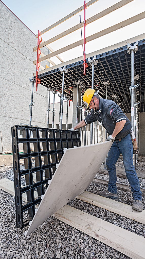 Réparation simple et efficace : la peau coffrante, faite du même matériau que le panneau, peut être facilement réparée ou remplacée sur site.