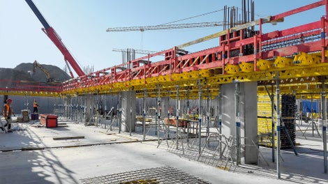 Debnenie prievlakov pomocou systému MULTIFLEX. Medzi dvomi radmi stĺpov na prievlakoch, podopretých nosníkmi GT 24 a stojkami PEP Ergo, boli následne zhotovené plechovo-betónové dosky, ktoré tvoria konštrukciu stropov podzemného a 1.NP.