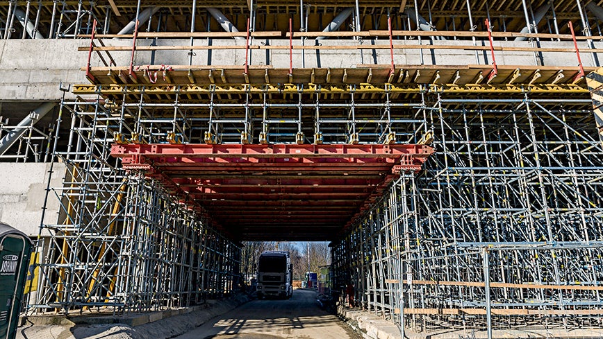 Vodorovné přemostění tvořily ocelové nosníky HDT 880, dlouhé 8,80 m ze systému HD 200, nesoucí tíhu až 560 tun.