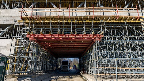 Vodorovné přemostění tvořily ocelové nosníky HDT 880, dlouhé 8,80 m ze systému HD 200, nesoucí tíhu až 560 tun.