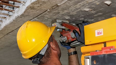 Von der Nachlaufbühne aus werden frei werdende Rollen demontiert und in Fahrtrichtung vorn von der Vorlaufbühne wieder montiert.