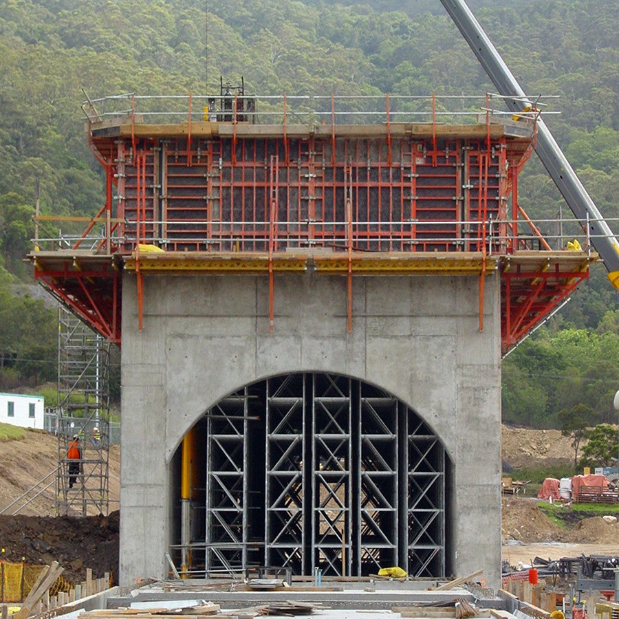 ST 100 shoring 12m high with CB and TRIO edge protection.