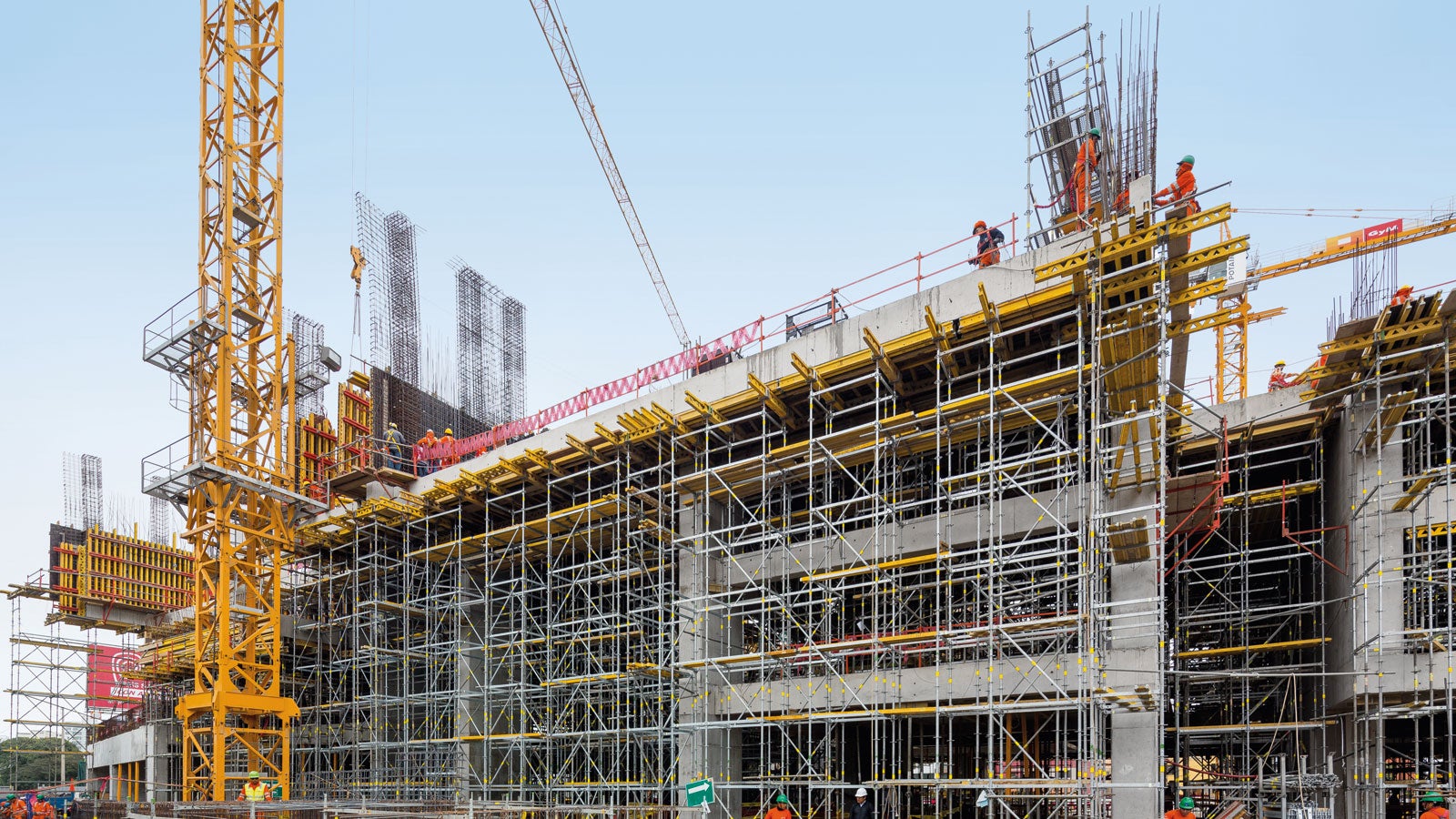 用PERI UP盘扣式脚手架搭建贯穿多层结构的支撑，承受上部护栏、梁和楼板结构的荷载