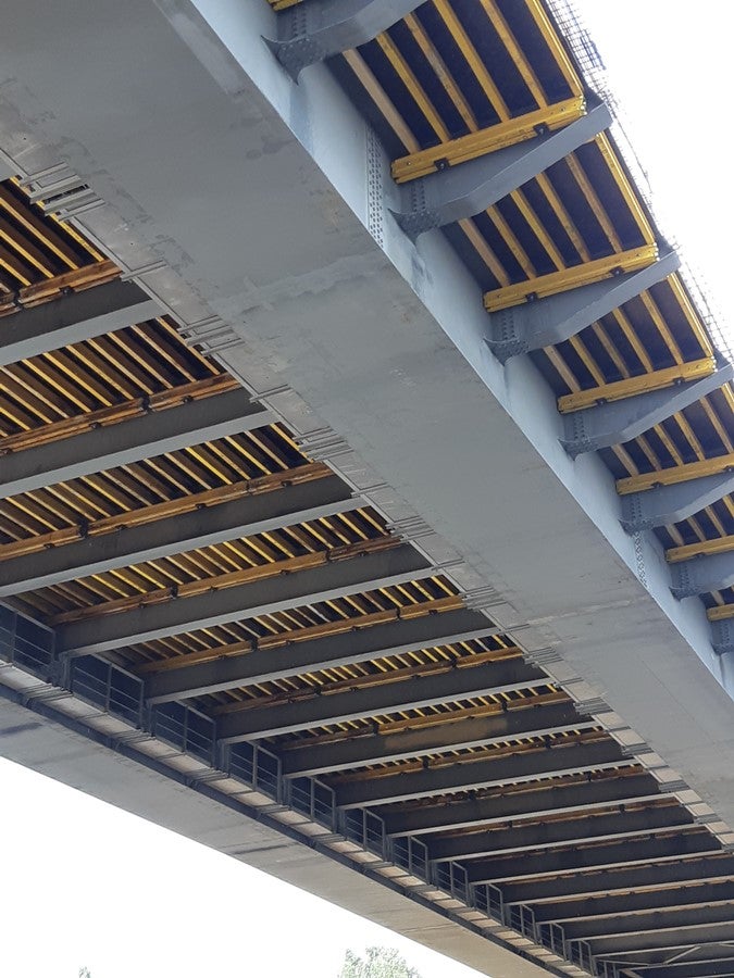 Поддерживающая конструкция для бетонирования дорожного полотна