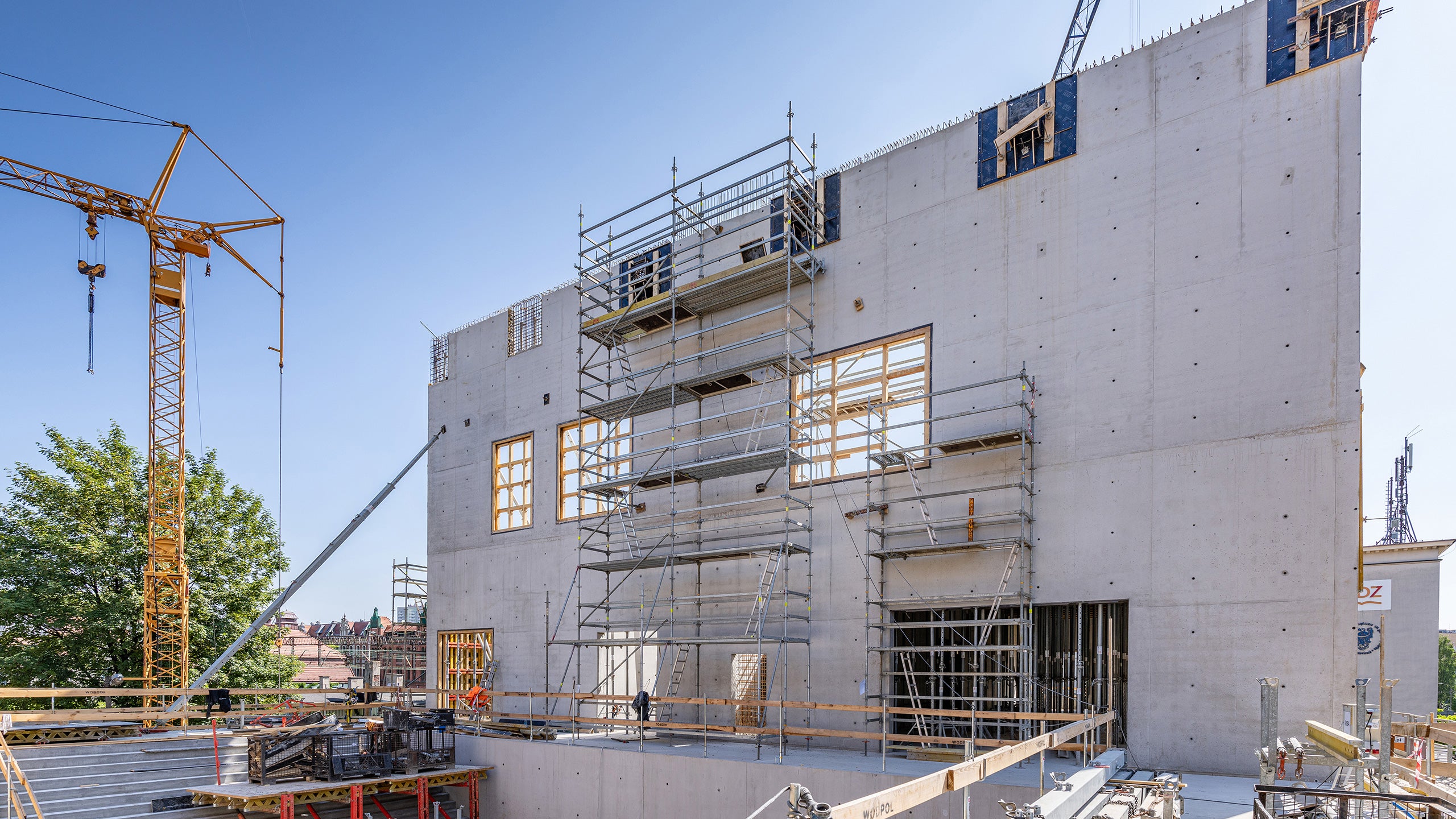 W części środkowej FOYER tworzyć będzie przestrzeń otoczoną ścianami z betonu architektonicznego na wysokość 17 m. 