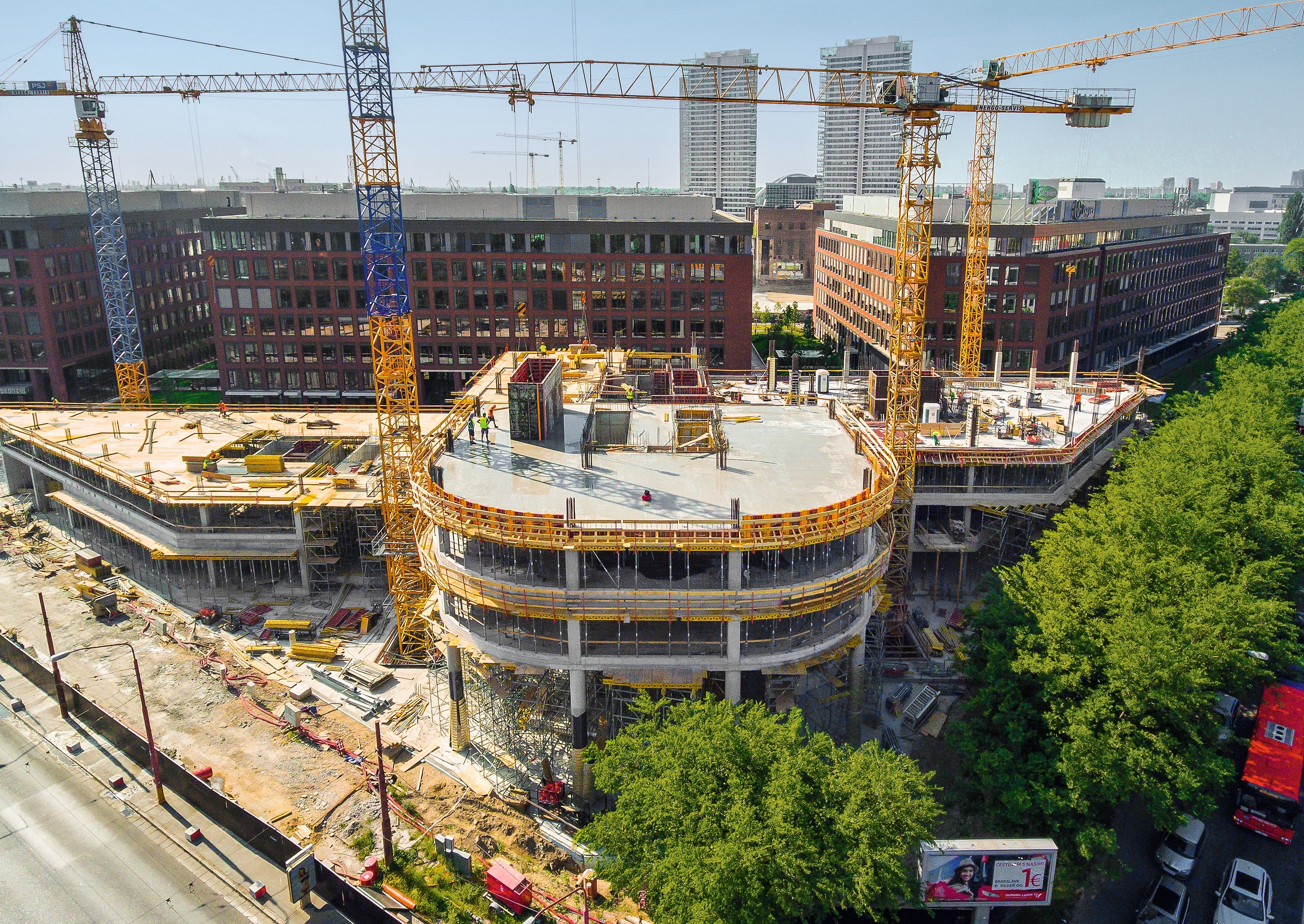 Twin City Tower je 24 poschodová veža s 24 NP vystupujúca zo 7 podlažnej podnože, ktorá bude natočená na severozápad, čím vytvorí pôsobivú bránu do bratislavského business districtu.