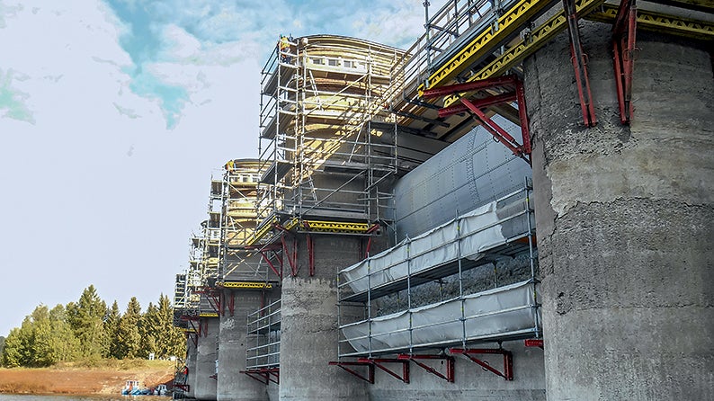 Lešení na návodní straně umístěné na závorách SRU a opatřené okopovými prvky.