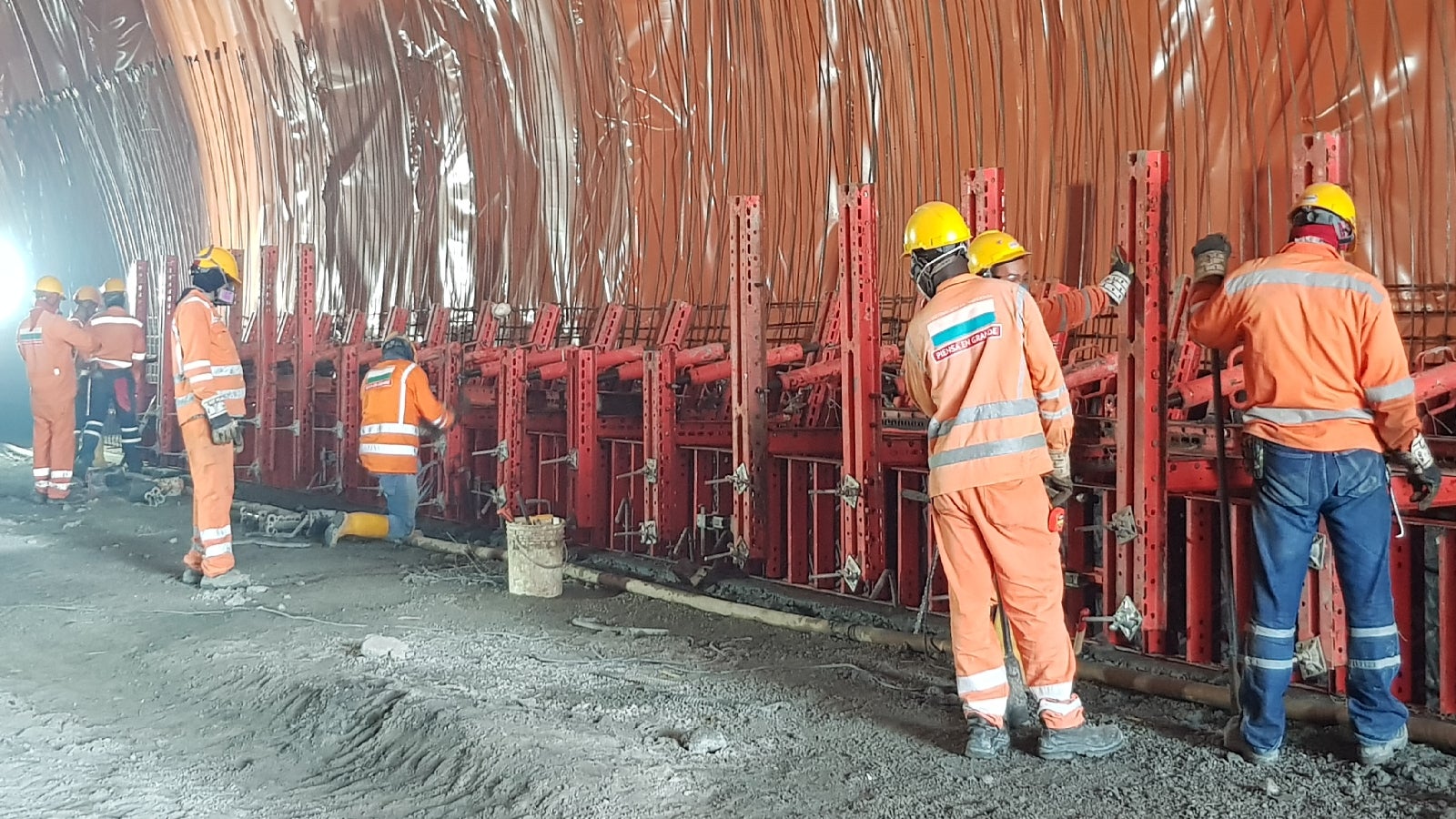 Las vigas de arranque se resolvieron de manera rápida y sencilla empleando el sistema de encofrado Liwa en conjunto con las correas SRU del VARIOKIT, que permitieron adecuarlos a la inclinación requerida