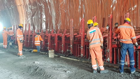Las vigas de arranque se resolvieron de manera rápida y sencilla empleando el sistema de encofrado Liwa en conjunto con las correas SRU del VARIOKIT, que permitieron adecuarlos a la inclinación requerida