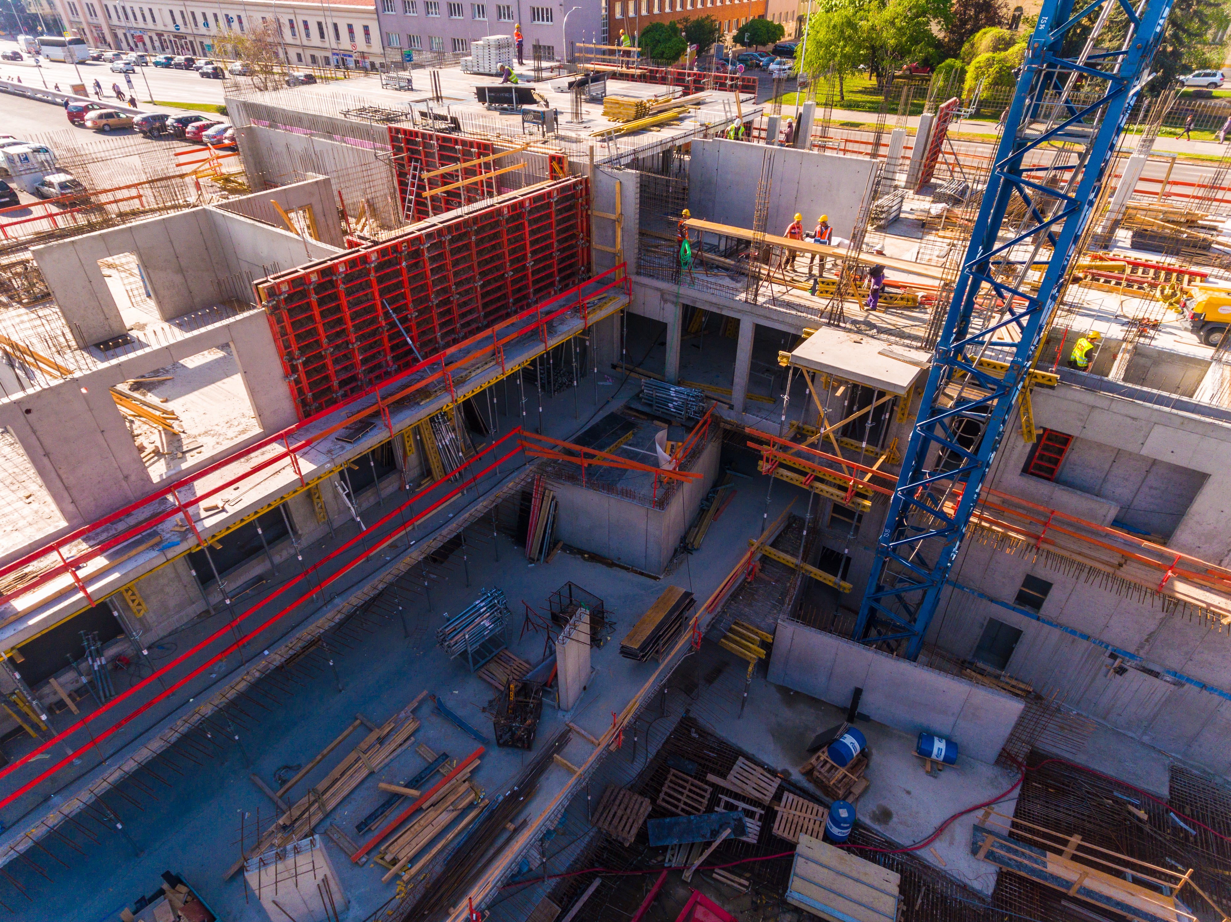 Pre debnenie vnútorných železobetónových stien a stužujúcich jadier bolo použité rámové debnenie TRIO.