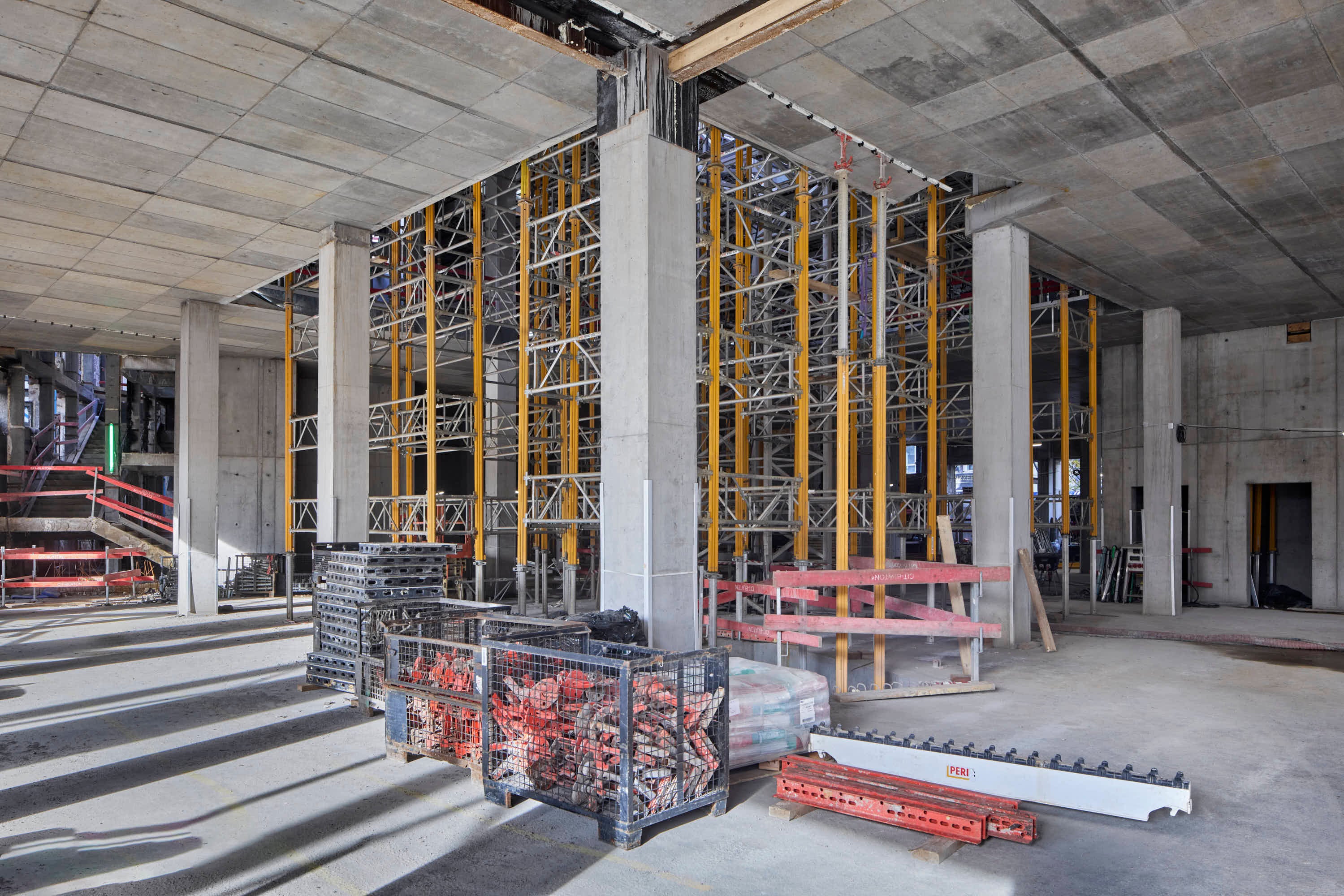 Pour la réalisation de la nouvelle structure intérieure en béton armé coulé, l'entrepreneur général CIT Blaton fait appel à divers systèmes de coffrage spécifiques de PERI.