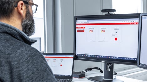 ISC tīmekļa lietotnei ir viegli saprotama saskarne, kurā lietotāji var gūt reāllaika pārskatu par betonēšanas procesu un betona spiedienu. 