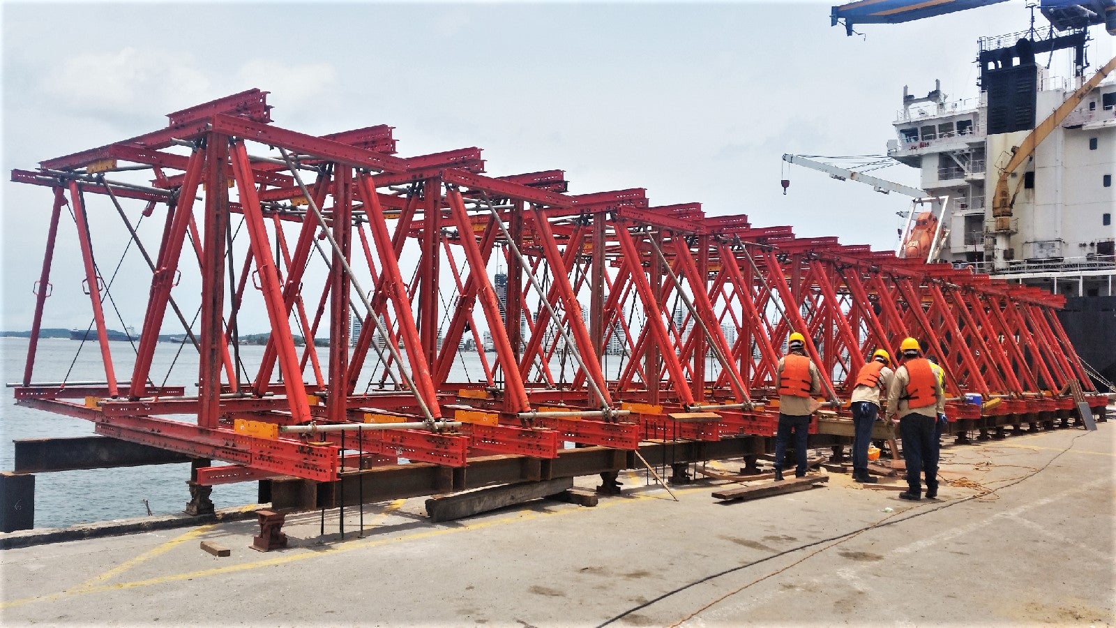 El montaje de celosías VARIOKIT con la correa de uso universal SRU permitió transmitir las cargas generadas por el peso de las vigas de manera segura a los apoyos realizados con barras Dywidag.