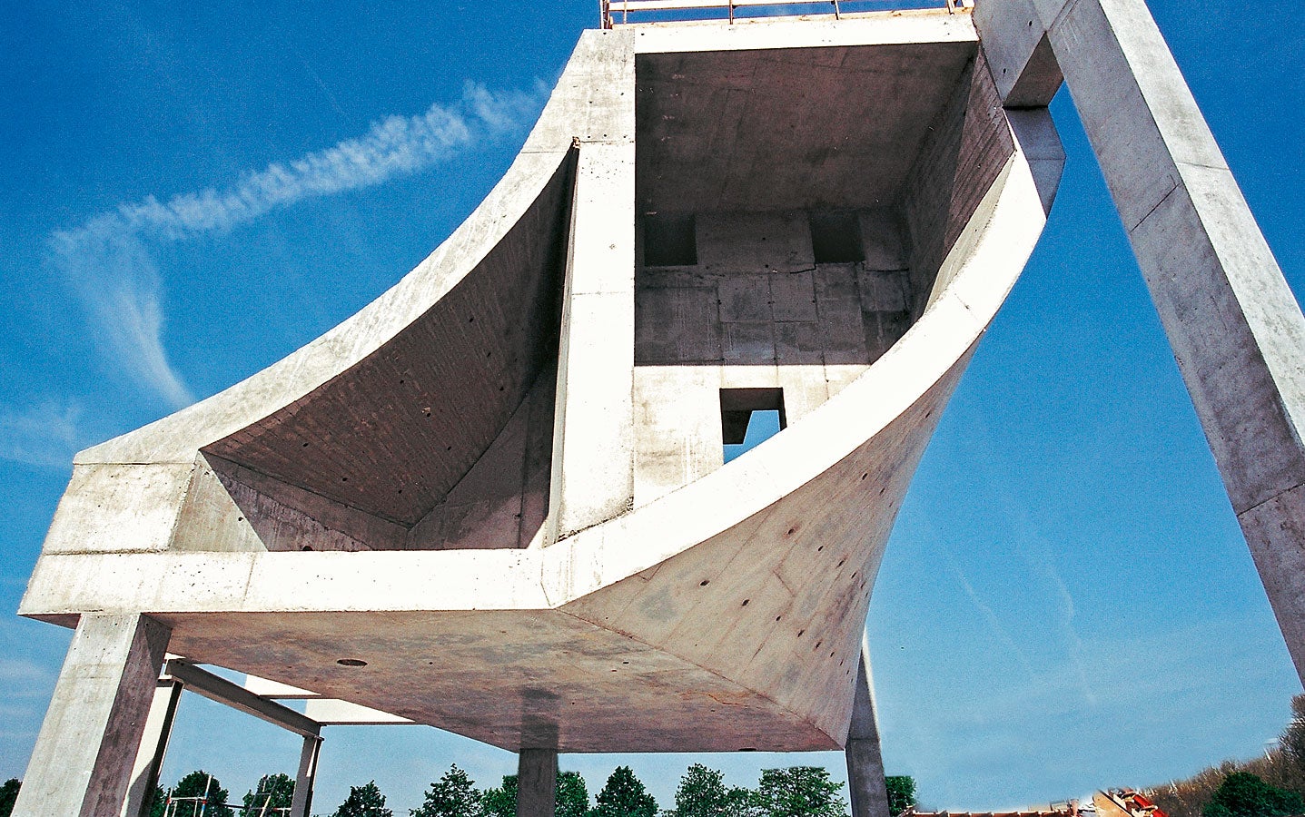 On the basis of mock-up pours, the feasibility of the planning procedures could be checked as well as determining the realization of possible concrete surfaces.
