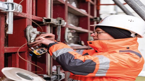 L’installation des capteurs de température est très simple : ils sont d’abord reliés aux boîtiers pour transmettre les données à l’unité principale.