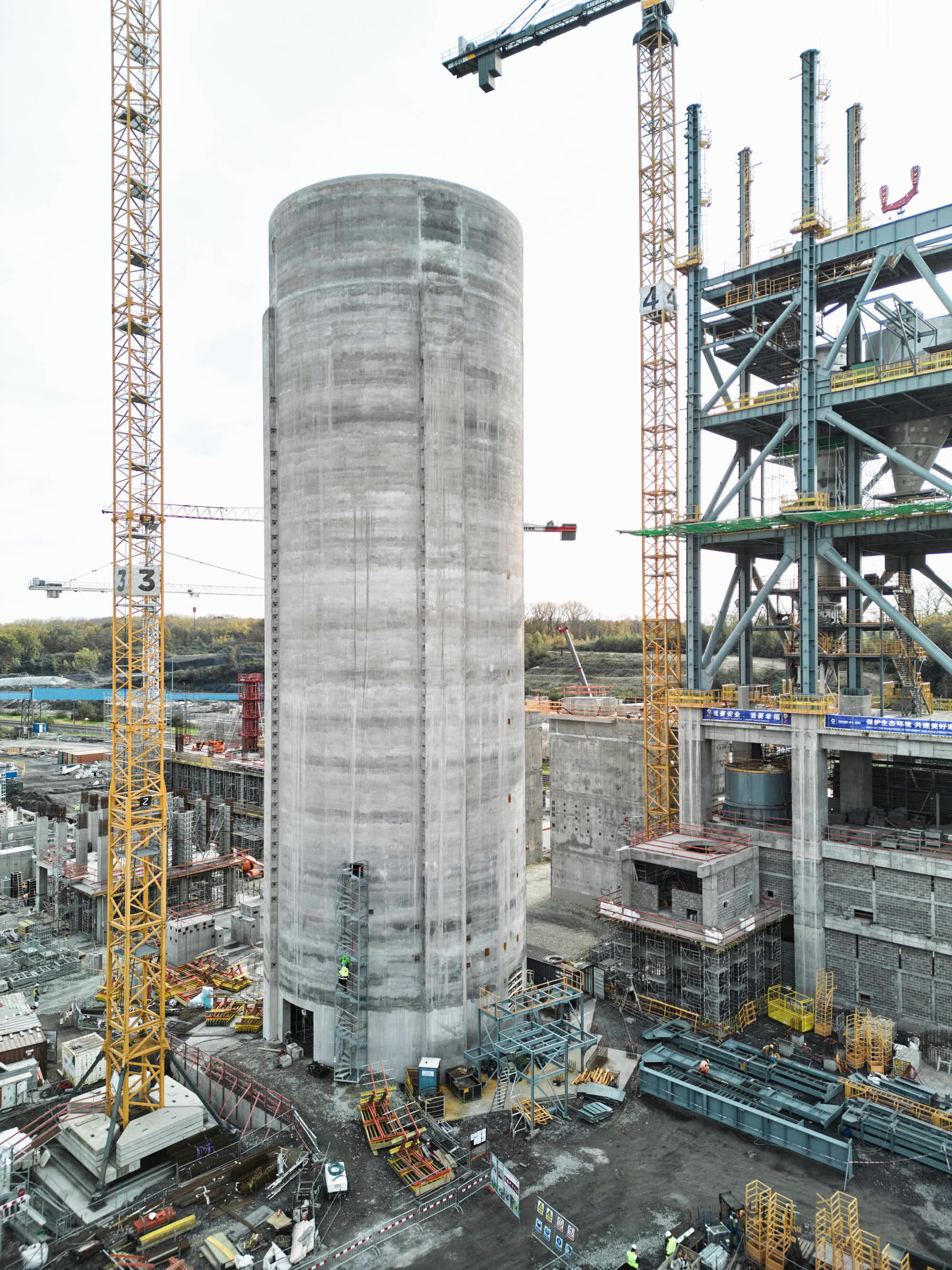 L'un des éléments phares du site, qui devrait être opérationnel d'ici 2029, est un imposant silo de 60 mètres de haut.