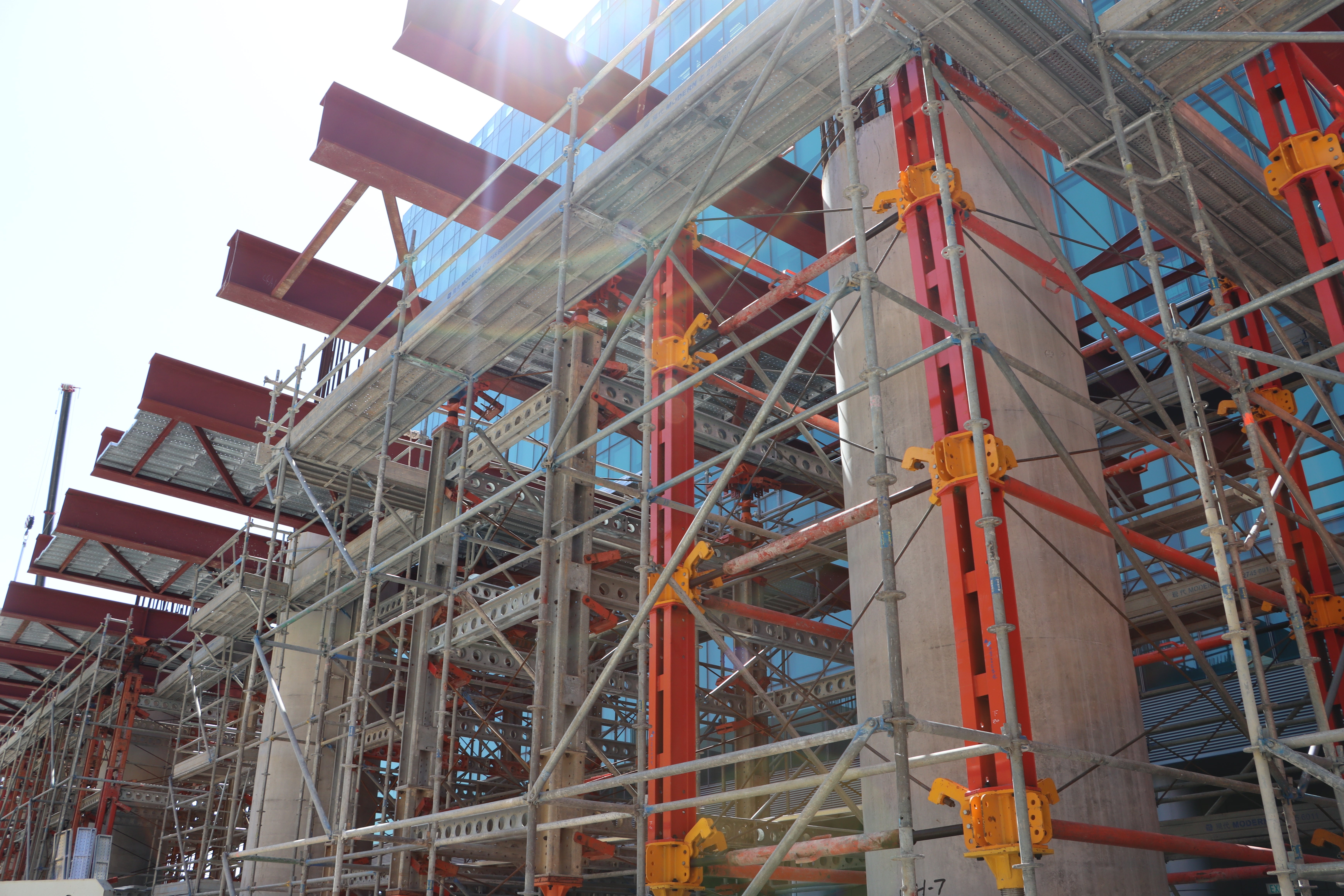 HDS Heavy Duty Shoring provides a simple easy use that suit to the required tower height through its Screw Jack and endplate adjustment