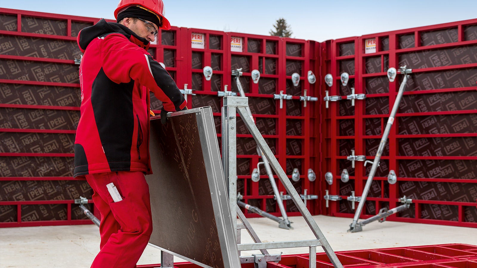 Assembly of the bracket system to the elements of the MAXIMO or TRIO panel formwork takes place horizontally on the ground. 