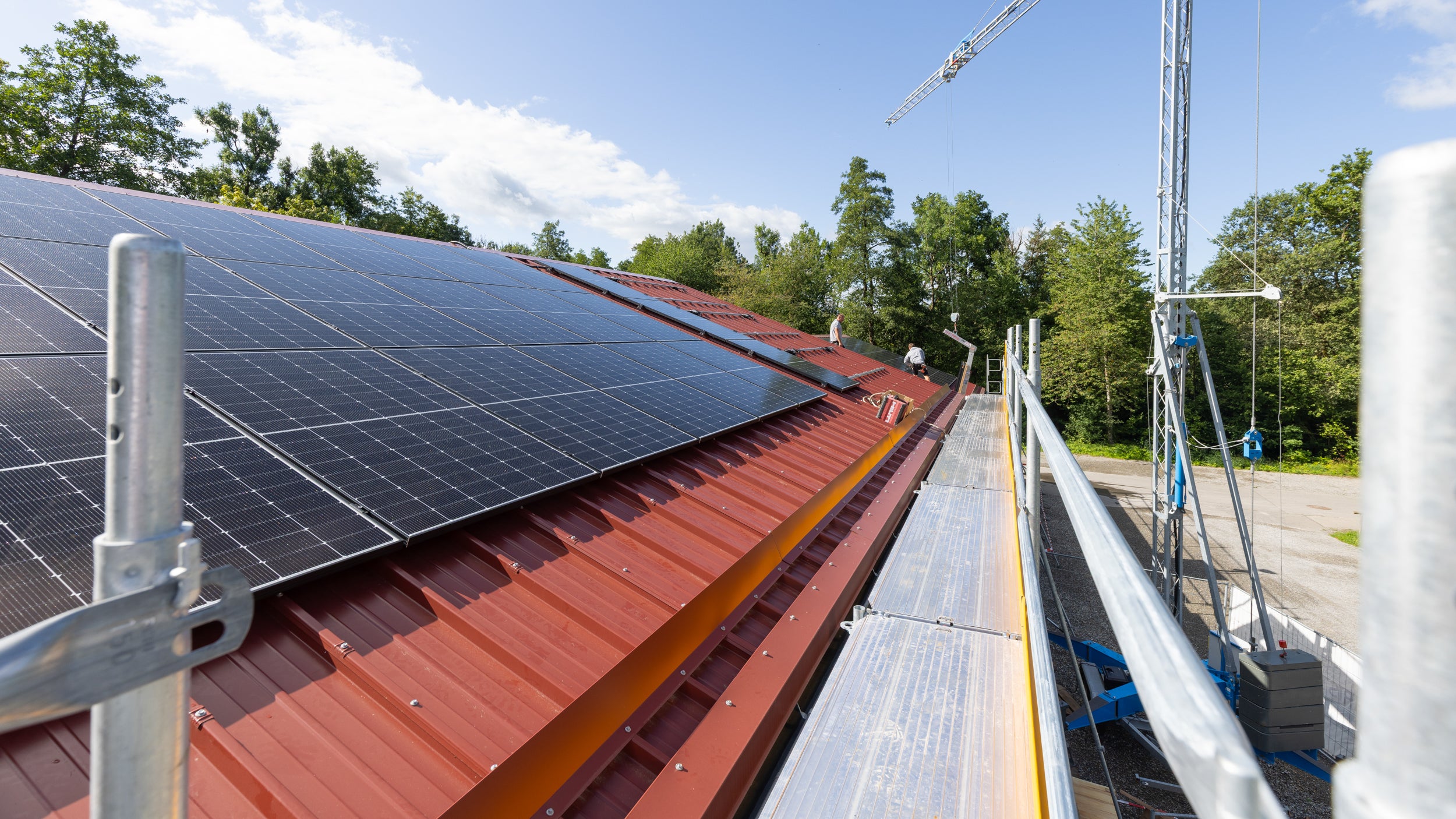 Når du monterer solceller, er tempo, sikkerhed og adgang afgørende. Arbejdet foregår ofte i højden og på skrå tage, hvor både montage og bevægelse skal fungere uden unødvendige stop.