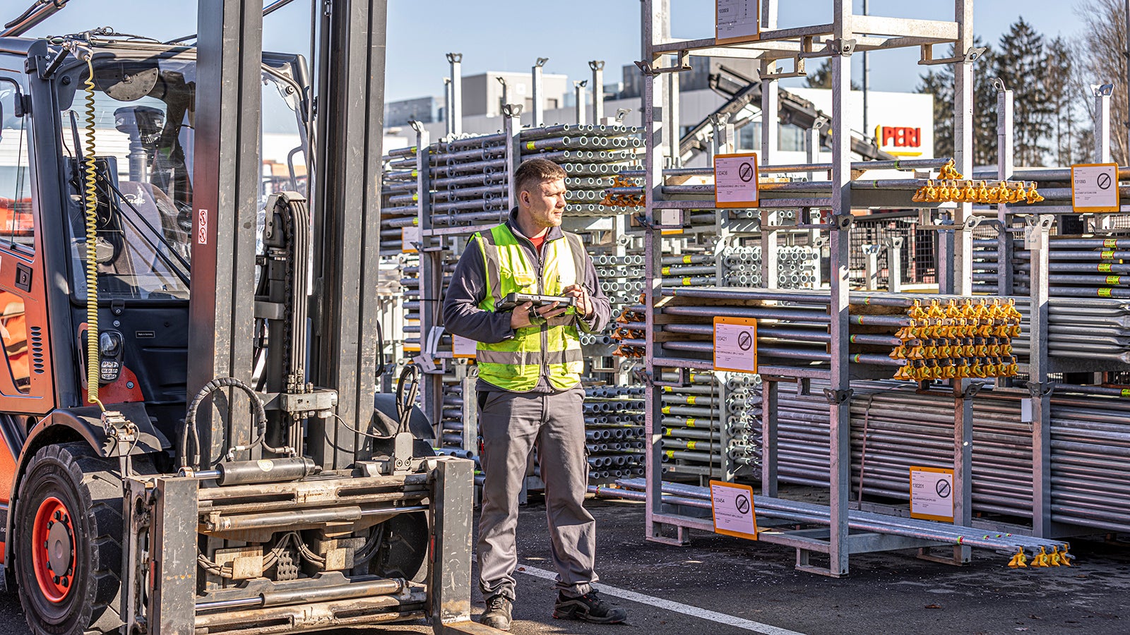 Wir haben die Bauteile unseres PERI UP Gerüsts so konzipiert, dass sie leicht zu handhaben sind und weniger Platz in den Lagern benötigen. Mit geringen Investitionen und erhöhter Flexibilität ist es eine dynamische Lösung, die in jedes Budget passt.