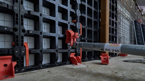 De aansluiting van de stelschoren op de DUO bekisting.