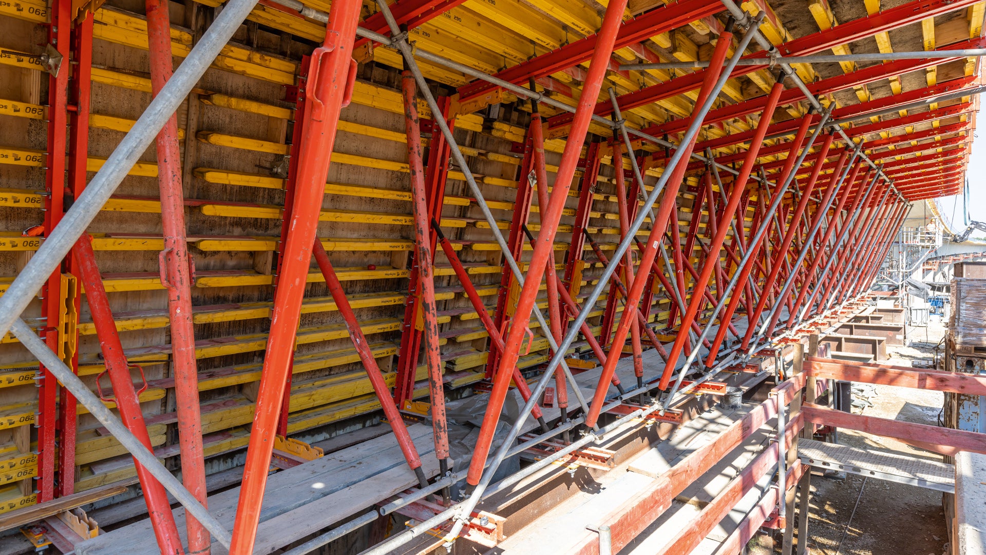 Beim VARIOKIT Taktschiebesystem VIL erfolgen Absenken und Ausschalen der Außenschalung mittels speziellem Ausschalmechanismus in einem Arbeitsvorgang.