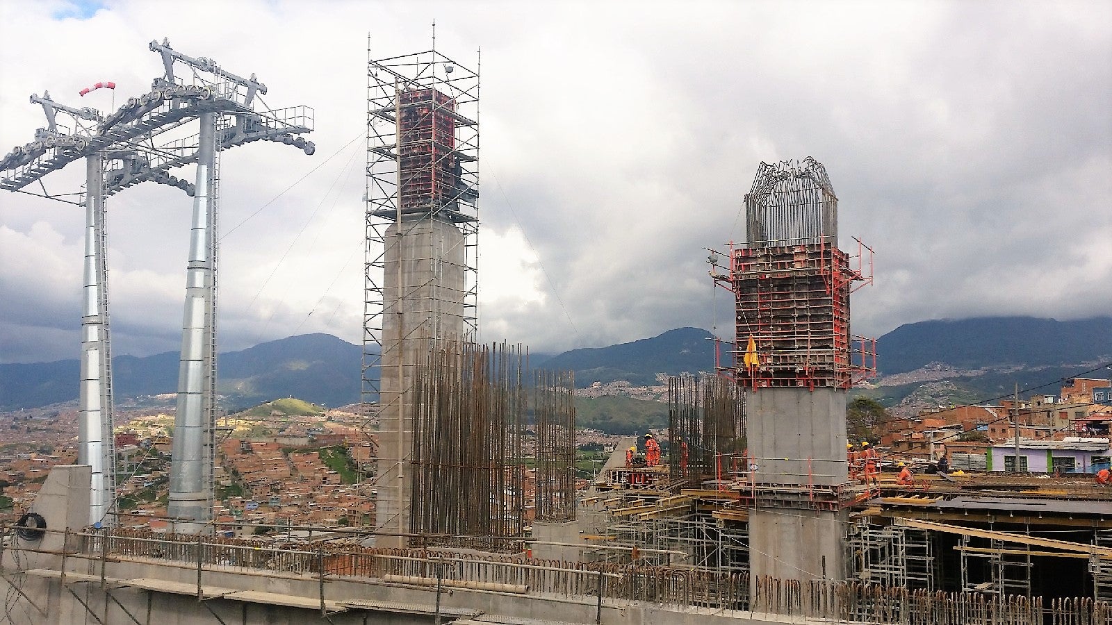 Los Mastiles de la estación Juan Pablo II, se encofraron con el Sistema LIWA, en vaciados de 3.75m. Dejando un anillo atrapado de 0.75m, hasta alcanzar la altura total de 27m.