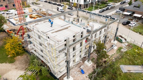 Each DREIHAUS is divided into two segments. While one half is being printed, the ceiling is already being concreted in the other. This allows the multi-family houses to rise incredibly quickly. <br/>(Photo: PERI 3D Construction)