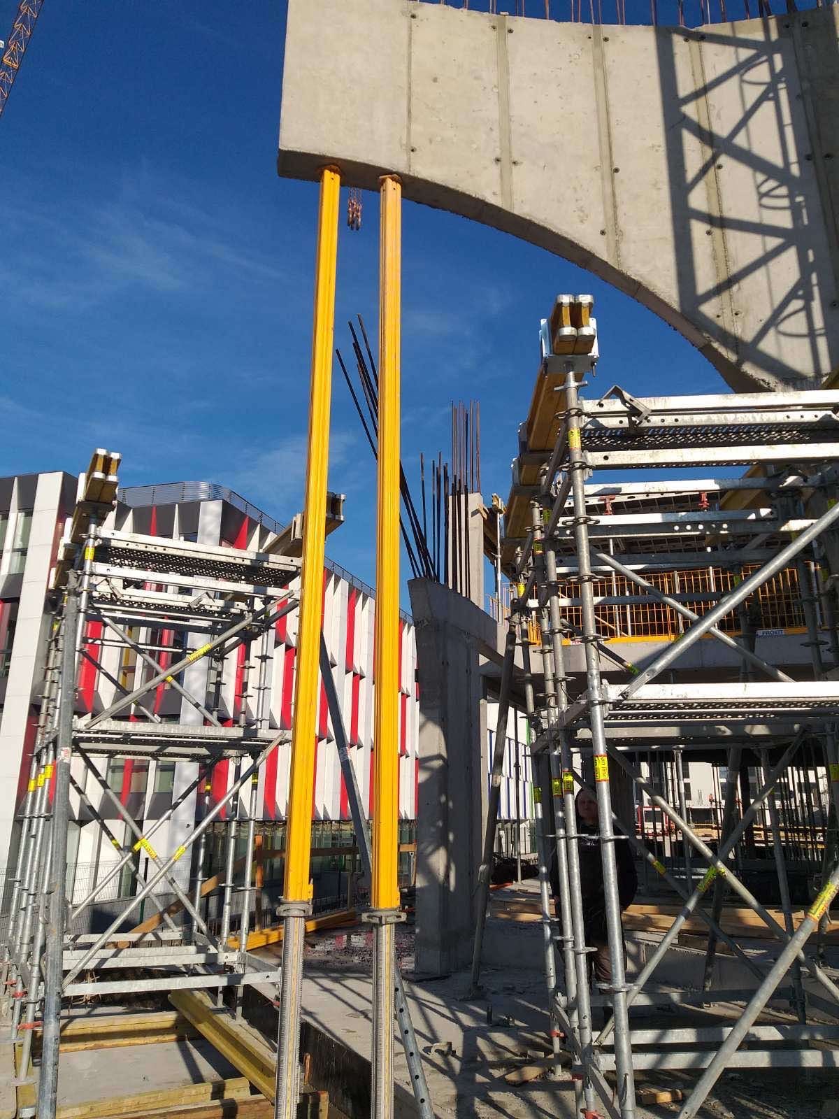 Стените при входния портал се изпълняват с катереща кофражна система CB 160 и сгъваема платформа FB 180