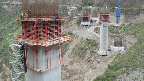 Pilas centrales encofradas de manera racional con sistema de encofrado TRIO y trepadas con CB-240.