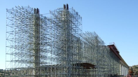 Vista do pórtico sobre o caminho rural