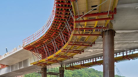 Moving the parapet carriage takes place both cost-effectively and site compliant by means of steel profiles. As a rule, no anchoring is required in the structure and horizontal forces are transferred via friction.