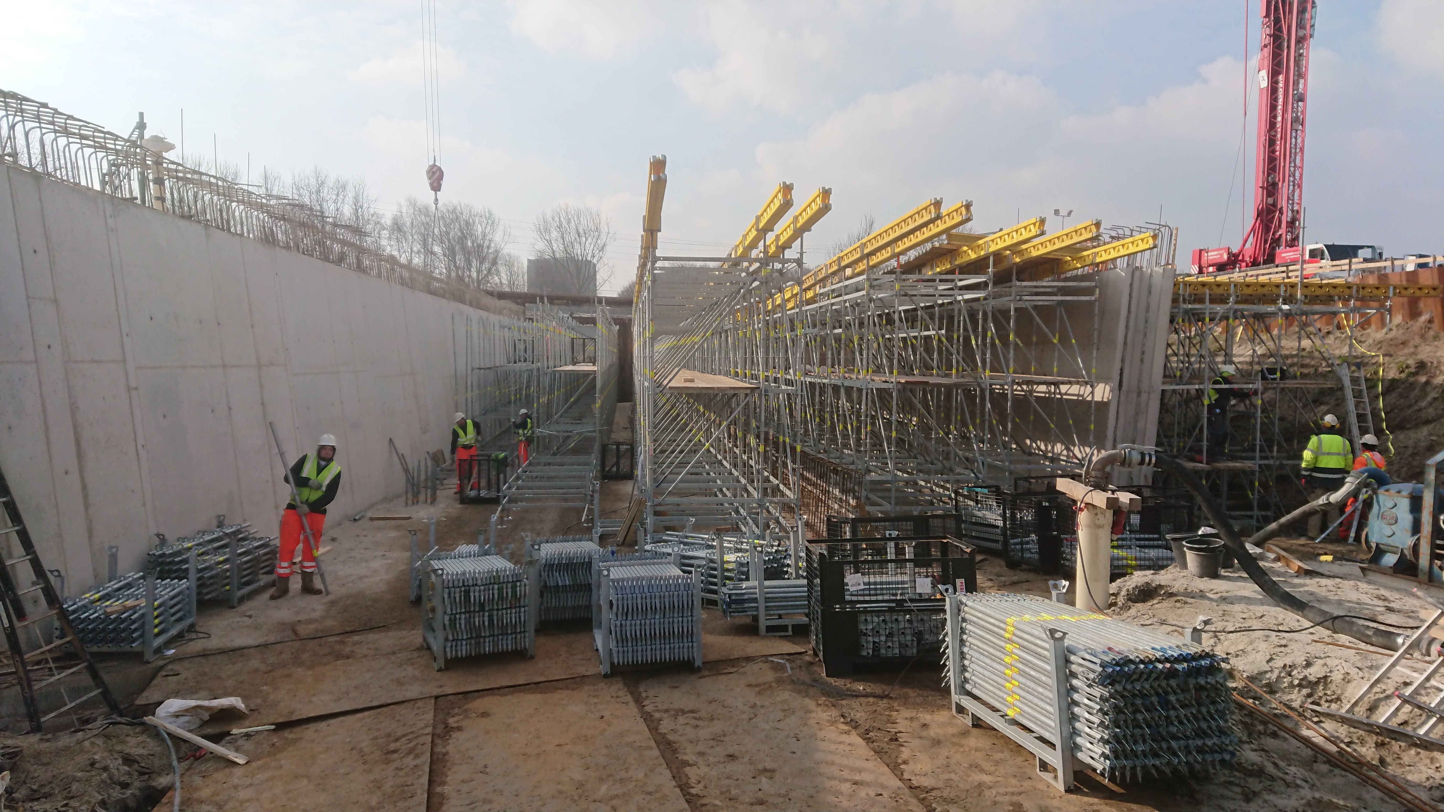 Om het dek van de tunnel te kunnen maken, worden PERI UP ondersteuningssteigers en de kenmerkende, gele GT 24 dragers ingezet. 