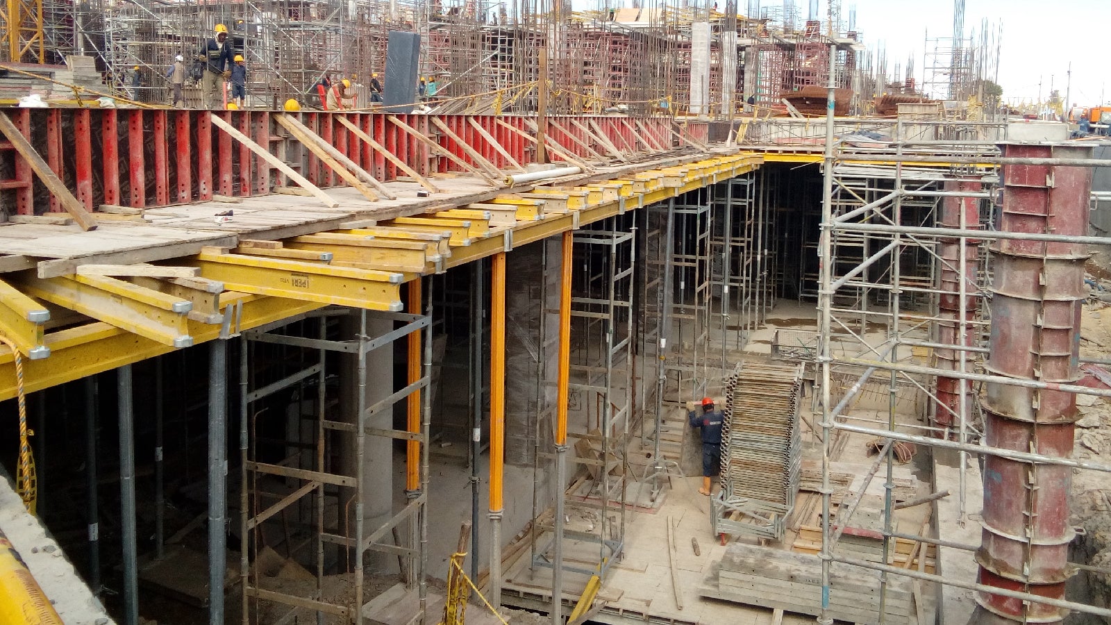 Aunque la limitación de espacio y logística en obra eran apremiantes, los sistemas de encofrado y apuntalamiento de PERI, lograron adaptarse fácilmente a dichas variables.