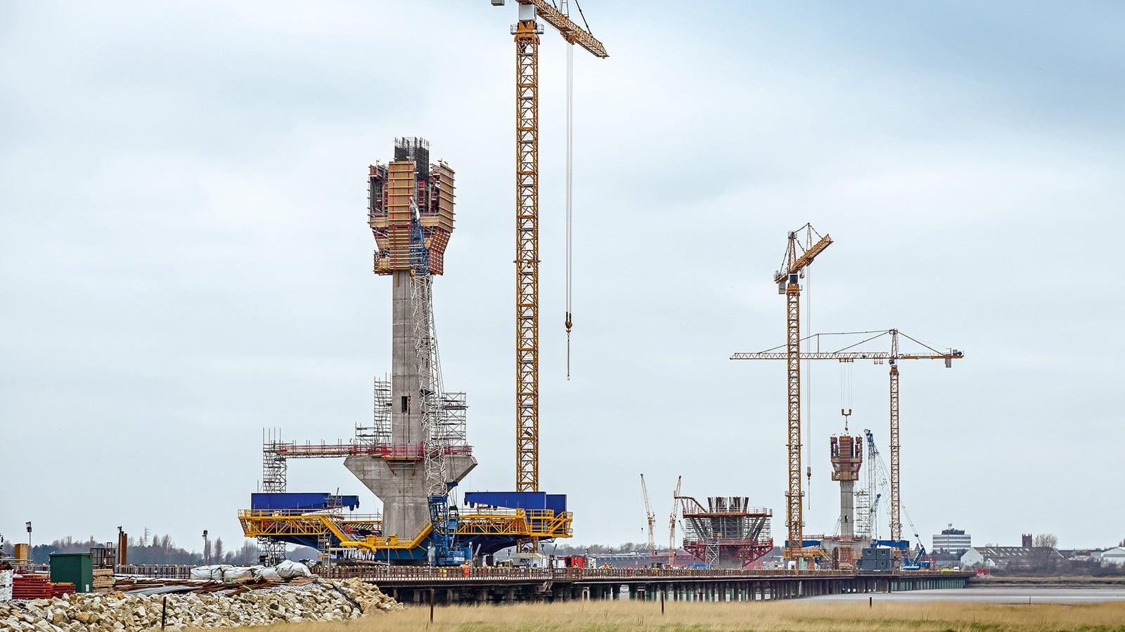 A total of 3 pylons up to 125 m high carry the new bridge in North-West England which spans around 1,000 m over the River Mersey. Together with the two approach bridges, the Mersey Gateway Bridge is 2,130 m long. The project-specific self-climbing formwork from PERI ensured crane-free working operations, in all weather conditions.