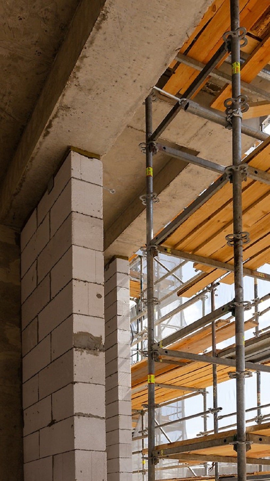 Гибкость системы лесов PERI UP Flex дает возможность повторять любую геометрию фасада благодаря шагу 25 см