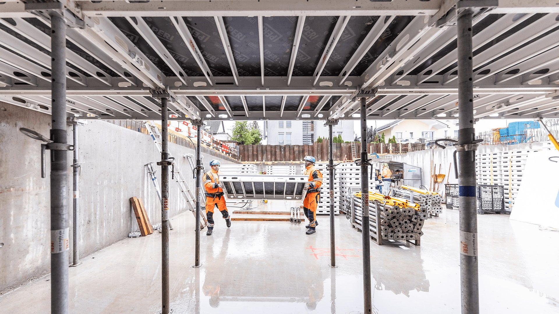 Leichte Aluminium-Paneele und die intuitive Funktionsweise des Systems erleichtern die Montage zu zweit und reduzieren Personal- und Zeitaufwand. 