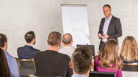 PERI bietet Weiterbildungsmöglichkeiten an, die speziell auf die Aufgaben der Fachkräfte in der Arbeitsvorbereitung und Bauleitung zugeschnitten sind wie z.B. PERI CAD Schulungen und Seminare über gesetzliche Regelungen und Normen.