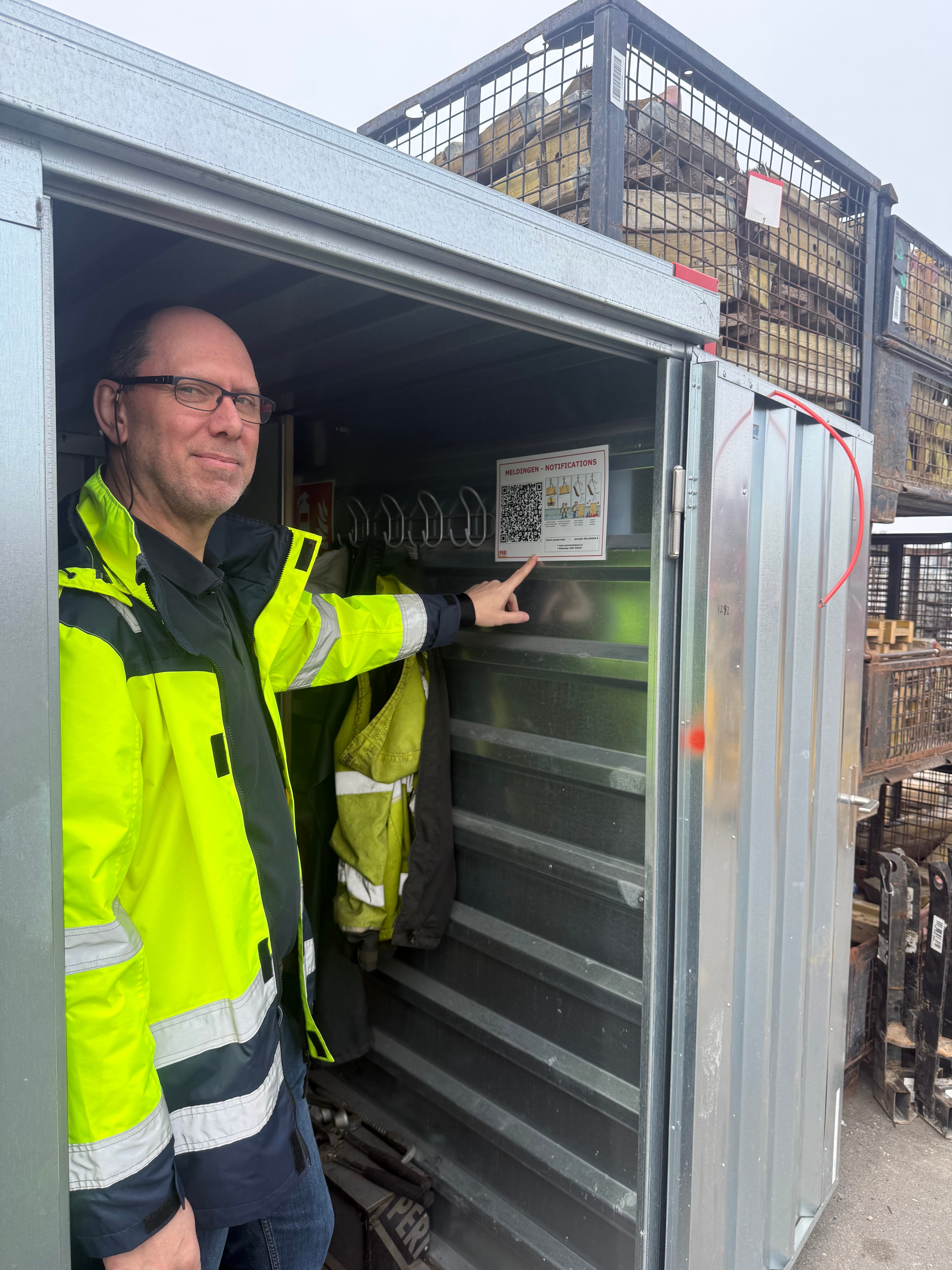 Er zijn verschillende plaatsen waar een QR-code hangt om een melding te maken