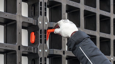 Ein besonders gutes Beispiel für einfach bedienbare Systembauteile ist der DUO Verbinder. Sein Design und die dazu passende Form der Öffnungen in den Paneelen erlauben nur eine einzige Möglichkeit des Einbaus.