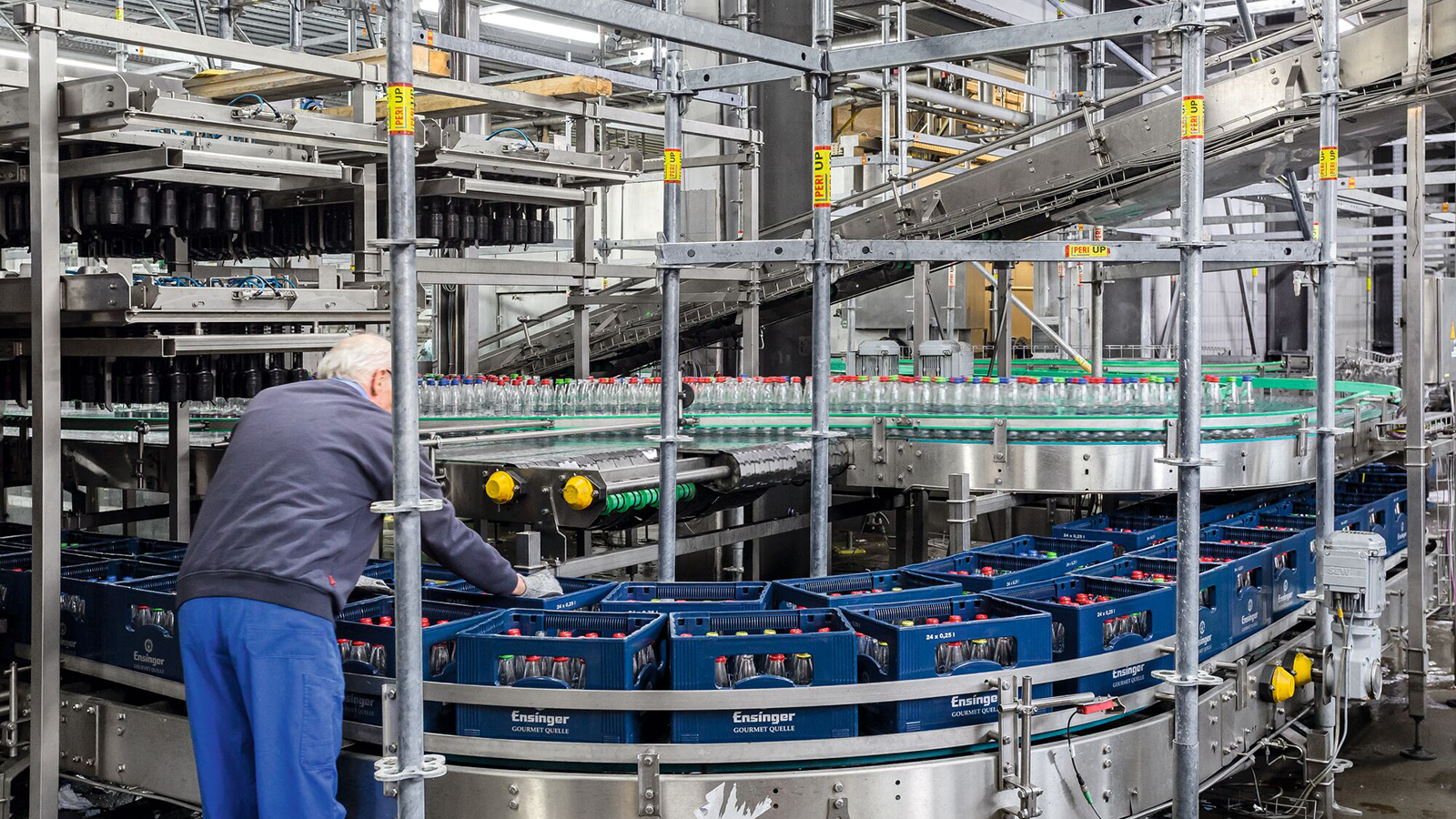 С модульными лесами системы PERI UP Flex возможно проводить ремонтные работы без остановки основного производственного процесса. За счет жесткости узла розетка-ригель при монтаже малых конструкций нет необходимости применять диагонали и ригели в основании лесов. Раскрепление конструкции может происходить с помощью горизонтальных диагоналей и анкеровки к оборудованию или несущему каркасу здания. 