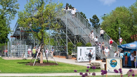 Der zweiläufige PERI UP Public Treppenzugang auf der Nordseite der Fußgängerbrücke wurde über ein Zwischenpodest um etwa 45° nach Osten verschwenkt – entsprechend den Projekterfordernissen.