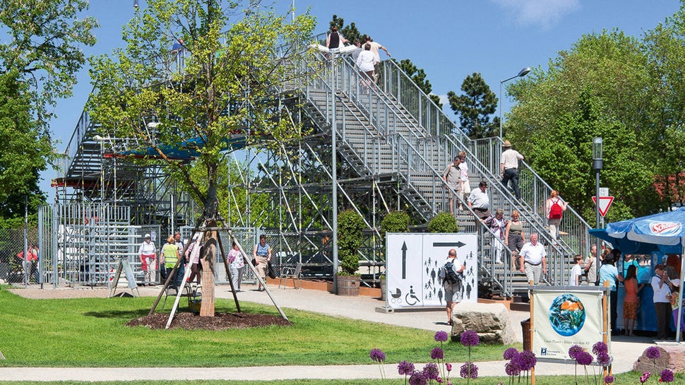 Der zweiläufige PERI UP Public Treppenzugang auf der Nordseite der Fußgängerbrücke wurde über ein Zwischenpodest um etwa 45° nach Osten verschwenkt – entsprechend den Projekterfordernissen.
