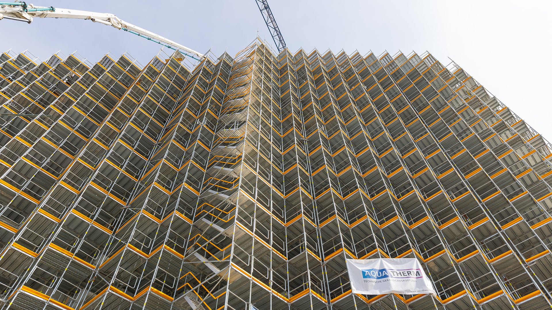 11 Stockwerke und knapp 40 m hoch: Das Hochhaus „Meillenstein” bildet den letzten Bauabschnitt des Stadtquartiers „Meiller Gärten“ in München-Moosach.