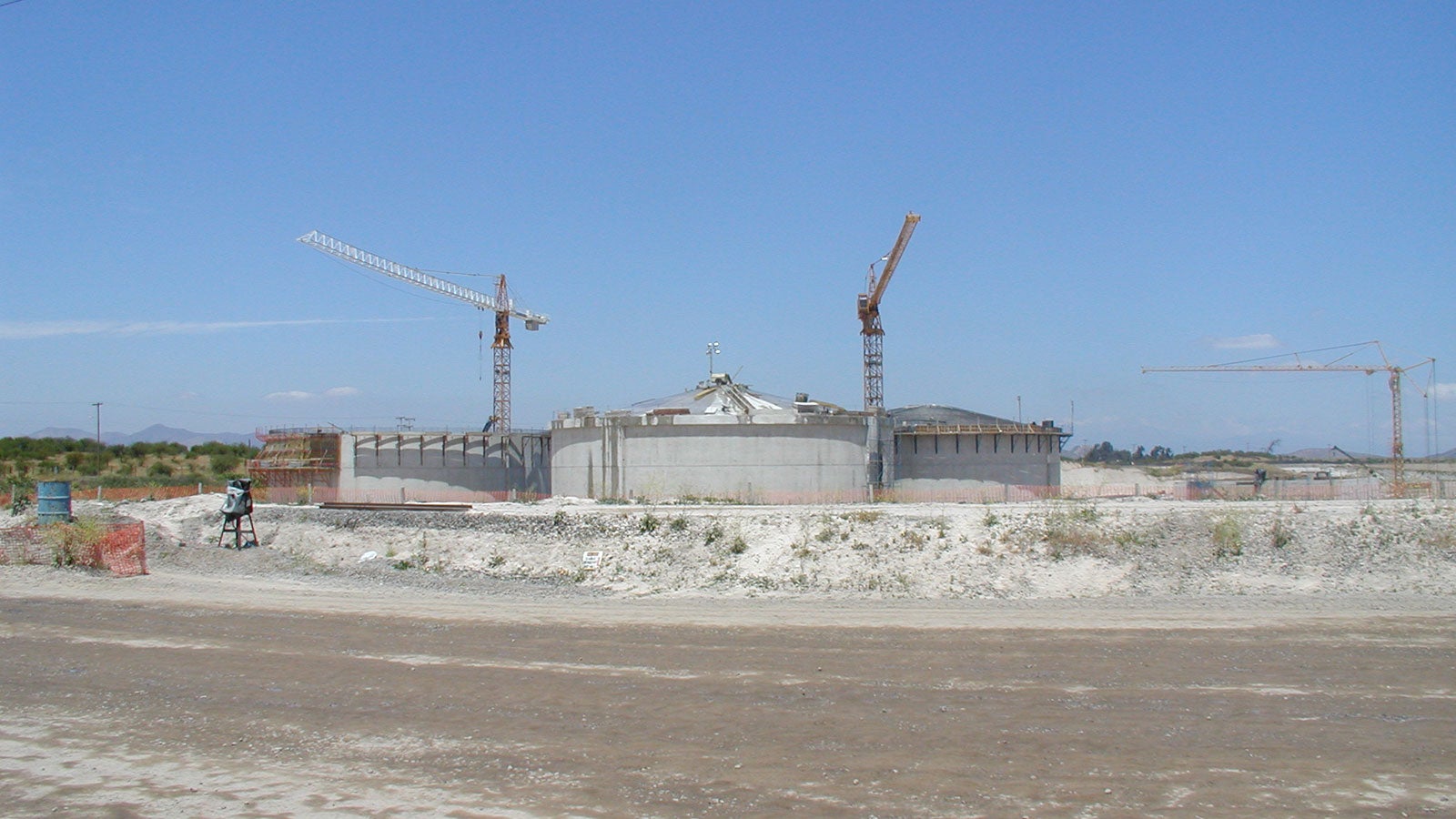 El desarrollo y puesta en marcha de las plantas de tratamiento “Santiago Sur” y “La Farfana” han contribuido en mejorar este problema y han resuelto gran parte del problema.